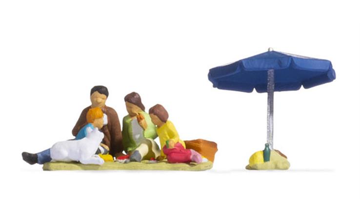Noch 15599 Familie beim Picknick