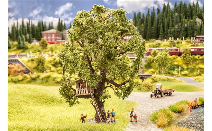 Noch 21765 Baum mit Baumhaus