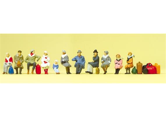 Preiser 10317 Sitzende Reisende. winterliche Kleidung, Set mit 11 Figuren und Zubehör